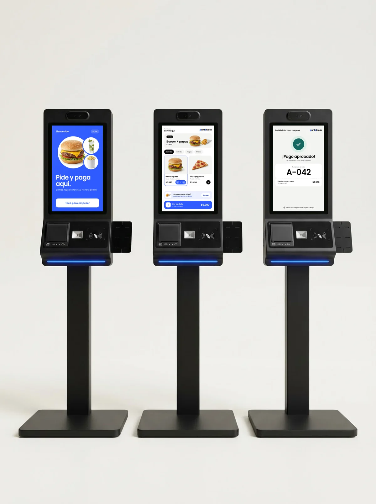 Tres tótems PuntoKiosk mostrando inicio, catálogo y pago aprobado