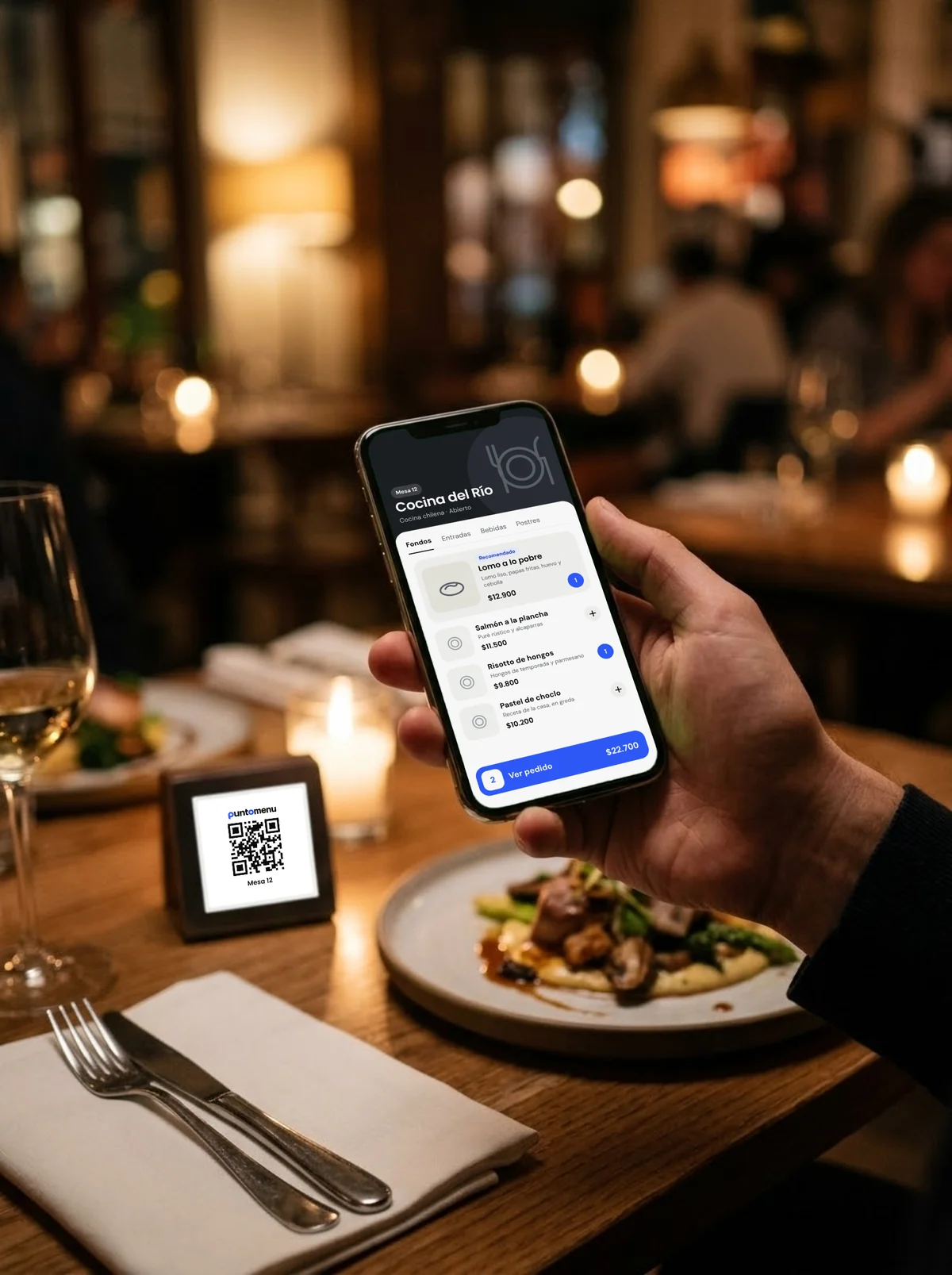 Cliente viendo la carta PuntoMenu en su celular, con el display QR de la mesa